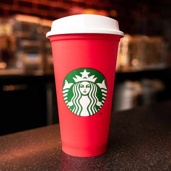 Starbucks lansează pentru prima dată paharul reutilizabil în varianta de sărbători