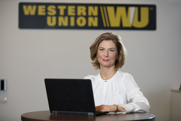 Western Union marchează un an de digital banking în România cu o dobândă de 6% pentru deținătorii de conturi premium și noi oferte pentru consumatori