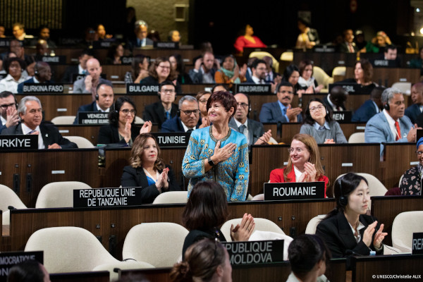 E.S. doamna ambasador extraordinar și plenipotențiar al României la UNESCO, Simona Mirela Miculescu, președinte al UNESCO