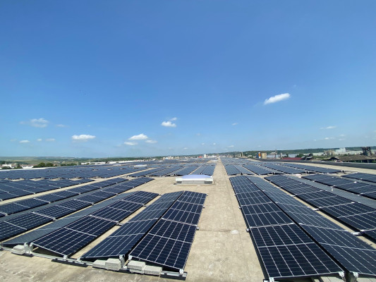 Simtel finalizează cea mai mare centrală electrică fotovoltaică instalată pe acoperișul unei singure clădiri din România pentru Grunman Energy