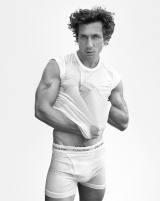 Calvin Klein dezvăluie prima parte a campaniei Primăvara 2024 cu Jeremy Allen White în rol principal Credite Campanie: Regizată și fotografiată de Mert Alas Stilist Emmanuelle Alt