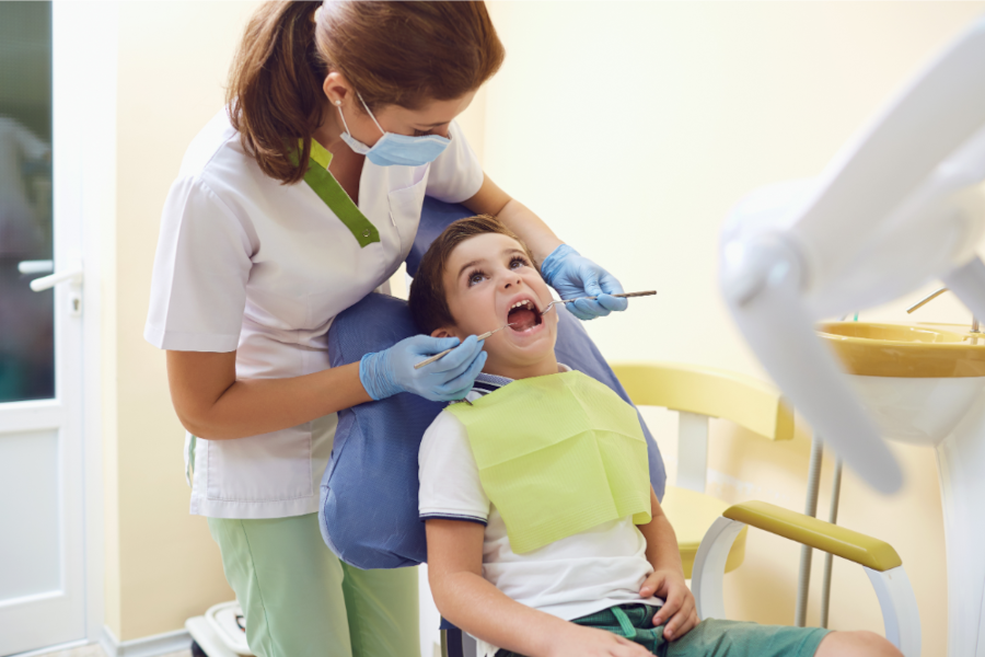 Îngrijirea zâmbetului celor mici - importanța monitorizării tratamentelor cu aparat dentar