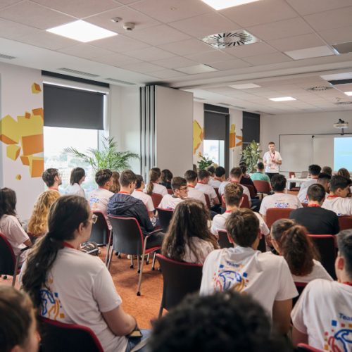 Zeci de elevi inovatori și-au testat creativitatea și spiritul antreprenorial la „TeamUp for Change”