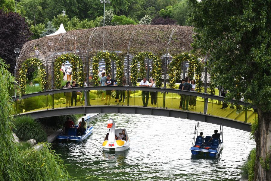 Unicat în România! Grădini plutitoare pe lac, aranjamente gigant, zeci de mii de ghivece la West Side Flower Fest, cel mai mare festival de flori