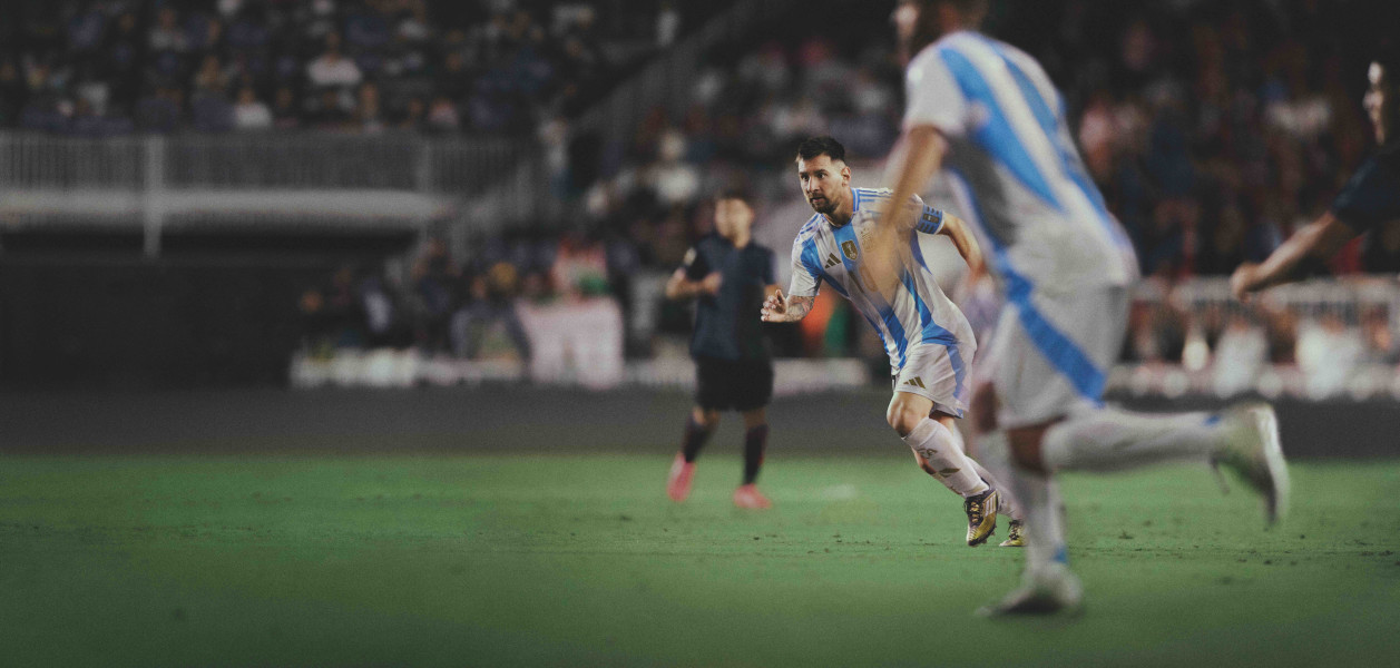 adidas reunește vedetele fotbalului – Lionel Messi Jude Bellingham & Florian Wirtz – într-o nouă campanie ce subliniază toate posibilitățile de succes ce apar atunci când presiunea negativă este depășită