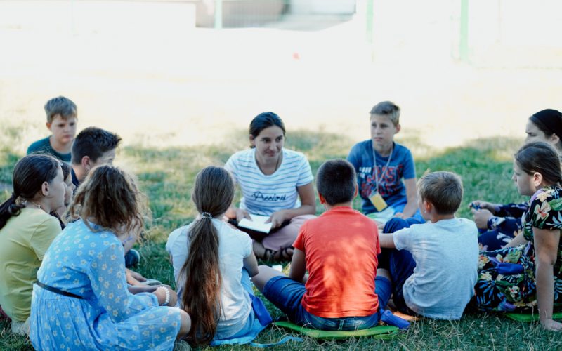 Teach for Romania, cu susținerea Raiffeisen Bank România, a creat un program de dezvoltare a abilităților socio-emoționale în școli