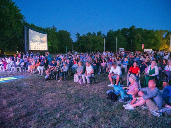 Peste 1500 de participanți la prima seară de Film în Sat de la Peștișani