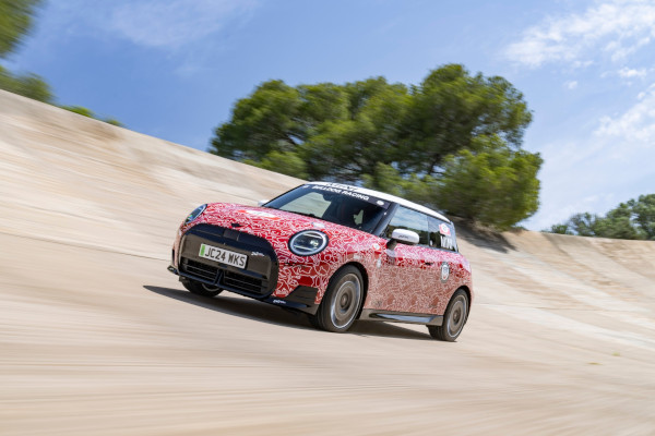 Primul MINI John Cooper Works electric va debuta la Goodwood Festival of Speed înaintea premierei mondiale