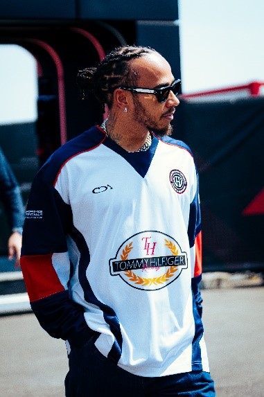 Lewis Hamilton poartă TOMMY HILFIGER la Marele Premiu al Ungariei