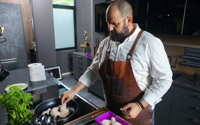 10 cursuri de gătit carne de pui cu Chef Adi Hădean: azi începe concursul Familia Safir