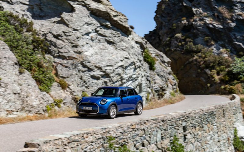 Noul MINI Cooper S 5 uşi: mai mult spaţiu şi multă distracţie la volan