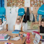 Ukrainian and Romanian children studying in Bucharest received backpacks with school supplies from UNICEF, as part of a Back to School campaign aimed at supporting the enrollment of Ukrainian children in the Romanian educational system.  At the end of June, 27,662 refugee children from Ukraine were officially registered within the national education system in Romania, largely as a result of the reform adopted through Government decision no. 368, adopted on 26 April 2023. The Ministry of Education and development partners collaborating under the Refugee Response Plan (RRP) Education Working Group, coordinated by UNICEF in Romania, have agreed to organize a Back-to-School Campaign with a view to ensure that all refugee children can effectively access learning opportunities, in the new academic year, through the Romanian education system. About 43,000 school bags, stationeries including play and learning materials for about 700 classrooms (school-in-a-box / ECD kits), 3,000 laptops to install computer labs in schools, 500 recreation kits, 100 first aid kits, 100 maths and science teaching kits, and 40,000 multilingual learning support materials have been donated by UNICEF to support the access for education for the vulnerable children in Romania, including the refugee children. These supplies were delivered to 16 districts that host the largest refugee communities from Ukraine. These supplies are also intended to benefit other refugees and vulnerable learners as necessary.