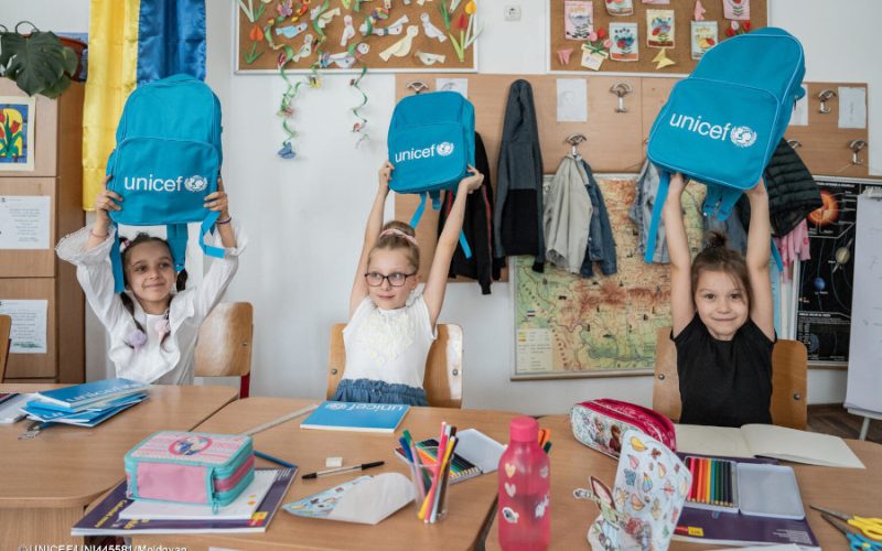 Ukrainian and Romanian children studying in Bucharest received backpacks with school supplies from UNICEF, as part of a Back to School campaign aimed at supporting the enrollment of Ukrainian children in the Romanian educational system.  At the end of June, 27,662 refugee children from Ukraine were officially registered within the national education system in Romania, largely as a result of the reform adopted through Government decision no. 368, adopted on 26 April 2023. The Ministry of Education and development partners collaborating under the Refugee Response Plan (RRP) Education Working Group, coordinated by UNICEF in Romania, have agreed to organize a Back-to-School Campaign with a view to ensure that all refugee children can effectively access learning opportunities, in the new academic year, through the Romanian education system. About 43,000 school bags, stationeries including play and learning materials for about 700 classrooms (school-in-a-box / ECD kits), 3,000 laptops to install computer labs in schools, 500 recreation kits, 100 first aid kits, 100 maths and science teaching kits, and 40,000 multilingual learning support materials have been donated by UNICEF to support the access for education for the vulnerable children in Romania, including the refugee children. These supplies were delivered to 16 districts that host the largest refugee communities from Ukraine. These supplies are also intended to benefit other refugees and vulnerable learners as necessary.