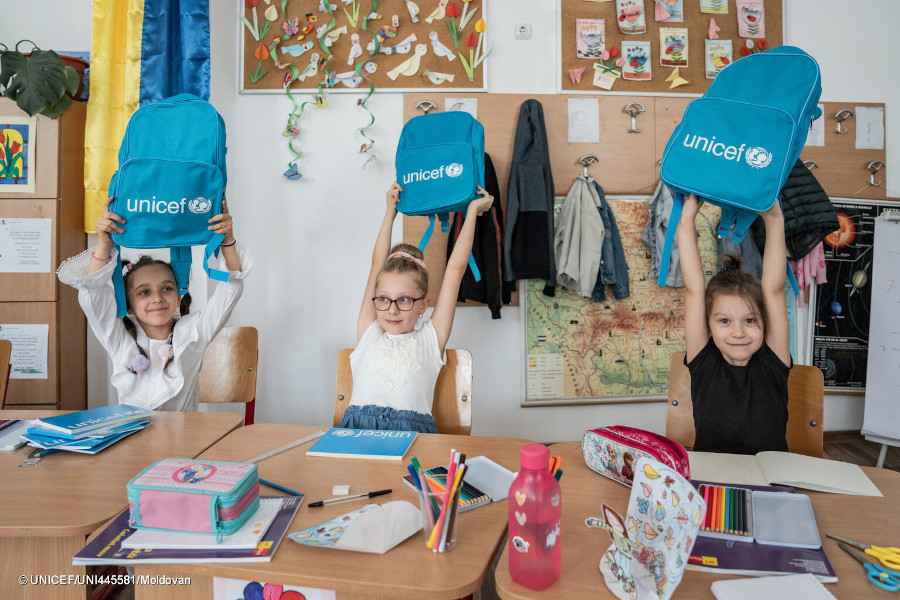 Ukrainian and Romanian children studying in Bucharest received backpacks with school supplies from UNICEF, as part of a Back to School campaign aimed at supporting the enrollment of Ukrainian children in the Romanian educational system. At the end of June, 27,662 refugee children from Ukraine were officially registered within the national education system in Romania, largely as a result of the reform adopted through Government decision no. 368, adopted on 26 April 2023.The Ministry of Education and development partners collaborating under the Refugee Response Plan (RRP) Education Working Group, coordinated by UNICEF in Romania, have agreed to organize a Back-to-School Campaign with a view to ensure that all refugee children can effectively access learning opportunities, in the new academic year, through the Romanian education system.About 43,000 school bags, stationeries including play and learning materials for about 700 classrooms (school-in-a-box / ECD kits), 3,000 laptops to install computer labs in schools, 500 recreation kits, 100 first aid kits, 100 maths and science teaching kits, and 40,000 multilingual learning support materials have been donated by UNICEF to support the access for education for the vulnerable children in Romania, including the refugee children. These supplies were delivered to 16 districts that host the largest refugee communities from Ukraine. These supplies are also intended to benefit other refugees and vulnerable learners as necessary.