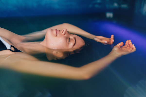 Beautiful,Woman,Floating,In,Tank,Filled,With,Dense,Salt,Water