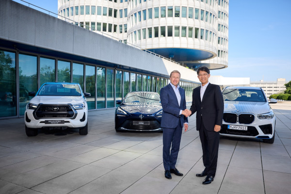 Hydrogen Pioneers: BMW Group and Toyota Motor Corporation take collaboration to the next level to offer Fuel Cell Electric Vehicle (FCEV) options for passenger cars. Koji Sato, President and Member of the Board of Management (Representative Director) Toyota Motor Corporation; Oliver Zipse, Chairman of the Board of Management of BMW A