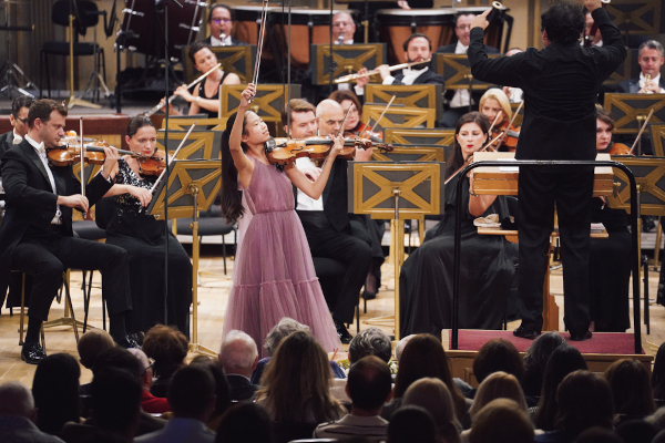 Hyeonjeong Lee din Coreea de Sud a câștigat Premiul al II-lea la Concursul Enescu, sectiunea vioară