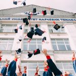 6 avantaje pe care le au absolvenții de studii superioare în România