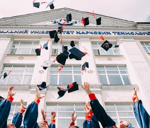 6 avantaje pe care le au absolvenții de studii superioare în România