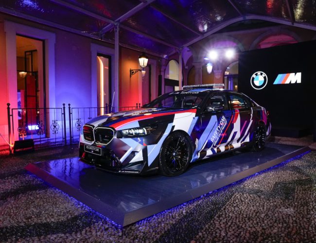 Putere hibridă de la BMW M: noul BMW M5 MotoGP™ Safety Car