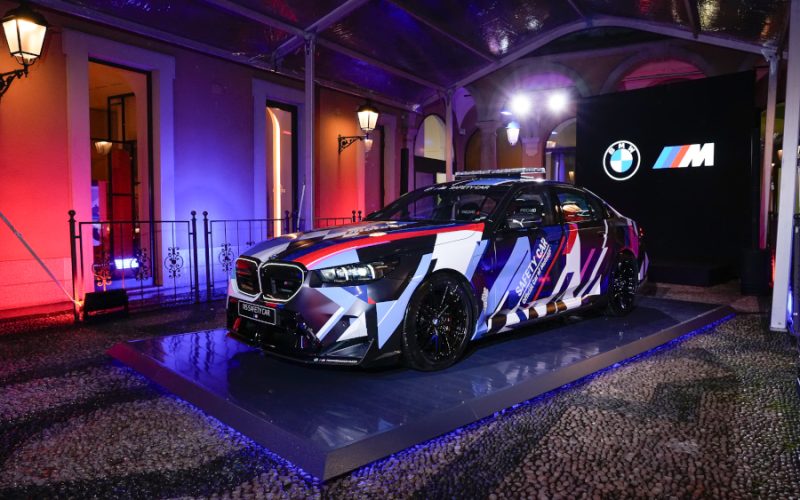 Putere hibridă de la BMW M: noul BMW M5 MotoGP™ Safety Car