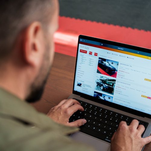 Plus Auto Marketplace lansează pachete personalizate pentru dealerii auto