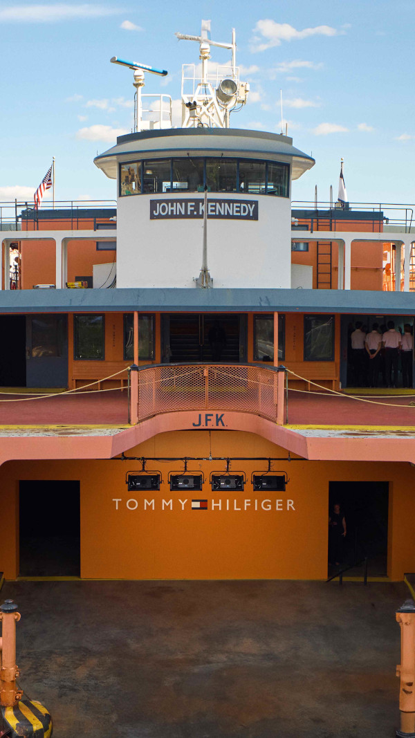 Tommy Hilfiger  nava dezafectată MV John F. Kennedy, care a fost anterior ferry-ul Staten Island