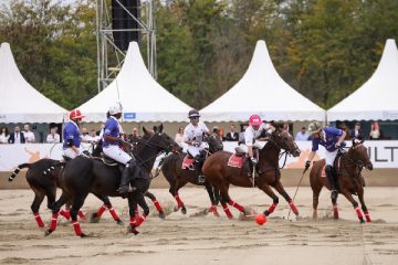 Polo scrie istorie în România: primul turneu internațional de polo călare pe nisip din țară, la care au participat peste 2800 de spectatori, a fost câștigat de Melissa Ganzi, ”Regina Polo-ului mondial”