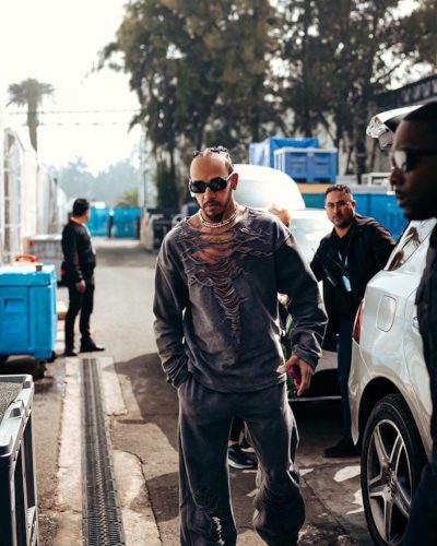 Lewis Hamilton poartă o ţinută din cea mai recentă colecţie de runway Diesel, primăvară-vară 2025, cu ocazia Mexico Grand Prix