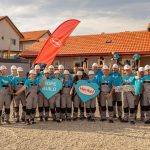 „Hope Build” 2024: 40 de voluntari Henkel au contribuit la construcția caselor pentru 4 familii din Prahova