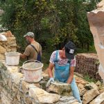 Demonstraţie de zidărie cu piatră şi mortar de var-nisip oferită de echipa dlui. ing. constr. Gabriel Tudor. Foto credit - Alexandra Mihailciuc