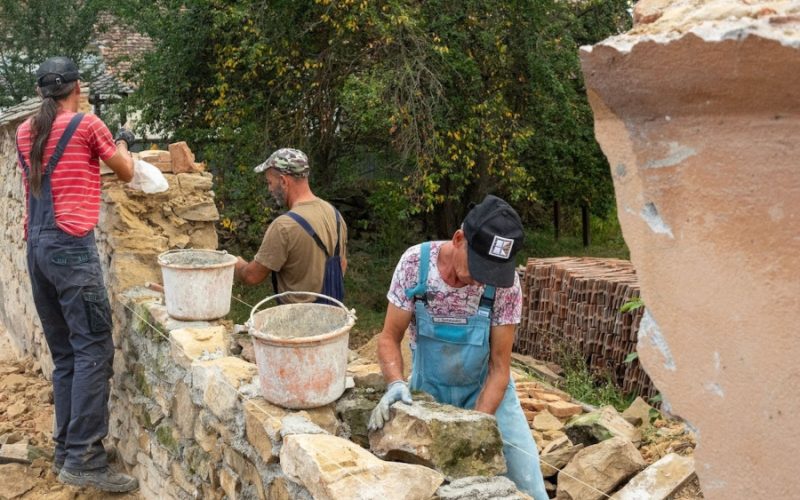 Demonstraţie de zidărie cu piatră şi mortar de var-nisip oferită de echipa dlui. ing. constr. Gabriel Tudor. Foto credit - Alexandra Mihailciuc