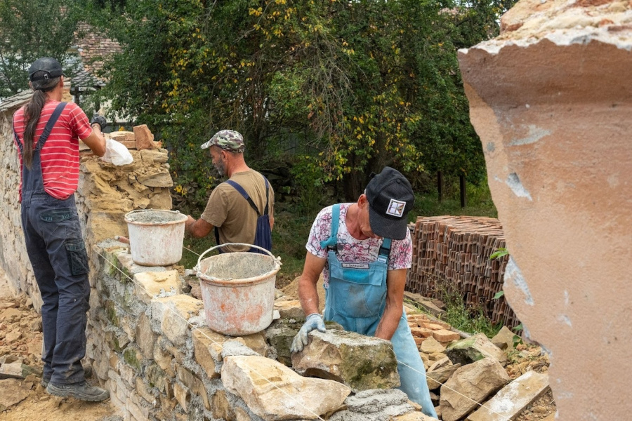 Demonstraţie de zidărie cu piatră şi mortar de var-nisip oferită de echipa dlui. ing. constr. Gabriel Tudor. Foto credit - Alexandra Mihailciuc 