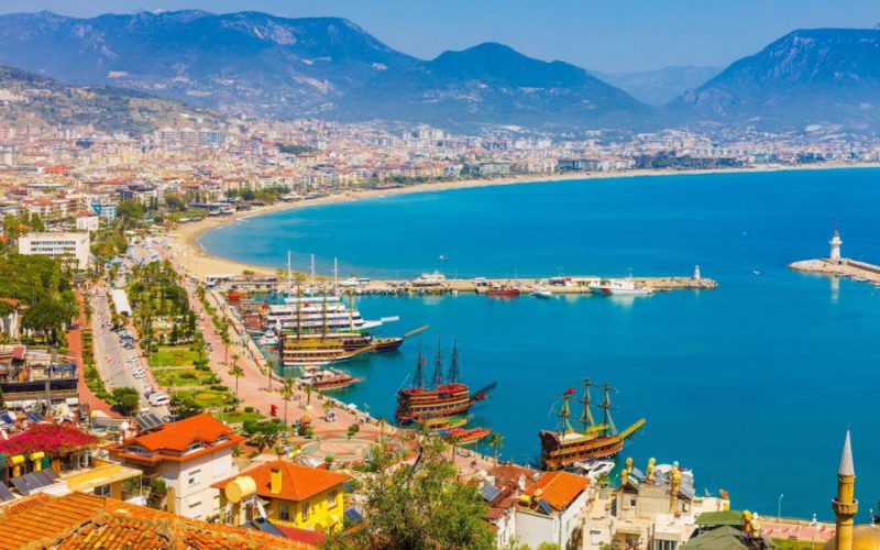 Comparând Antalya cu alte destinații populare din Turcia: ce o face unică?