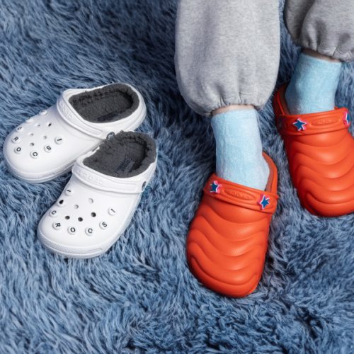 Saboții Crocs au acum căptușeală călduroasă și prietenoasă