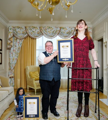 Jyoti Amge - shortest woman, Craig Glenday - Guinness World Records Editor-In-Chief, and Rumeysa Gelgi - tallest woman, meet for the first time and share afternoon tea CREDIT: GUINNESS WORLD RECORDS DAY 2024 via Editura DPH