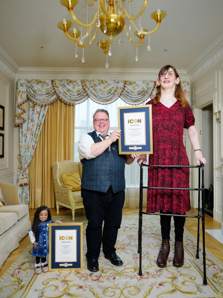 Jyoti Amge - shortest woman, Craig Glenday - Guinness World Records Editor-In-Chief, and Rumeysa Gelgi - tallest woman, meet for the first time and share afternoon tea CREDIT: GUINNESS WORLD RECORDS DAY 2024 via Editura DPH