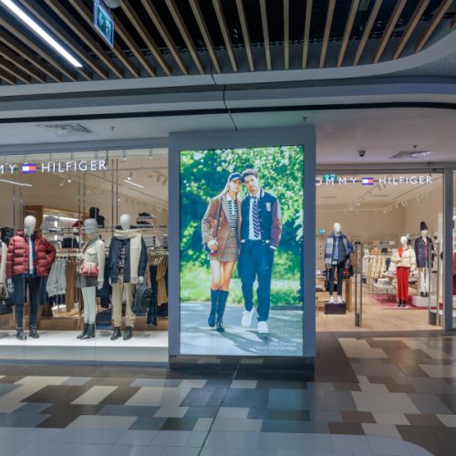 TOMMY HILFIGER relansează magazinul din București Mall Vitan cu un design nou