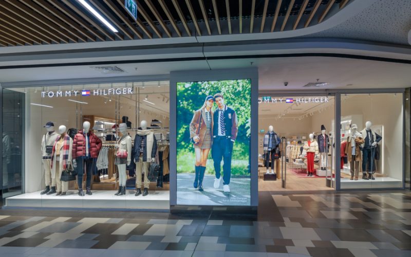 TOMMY HILFIGER relansează magazinul din București Mall Vitan cu un design nou