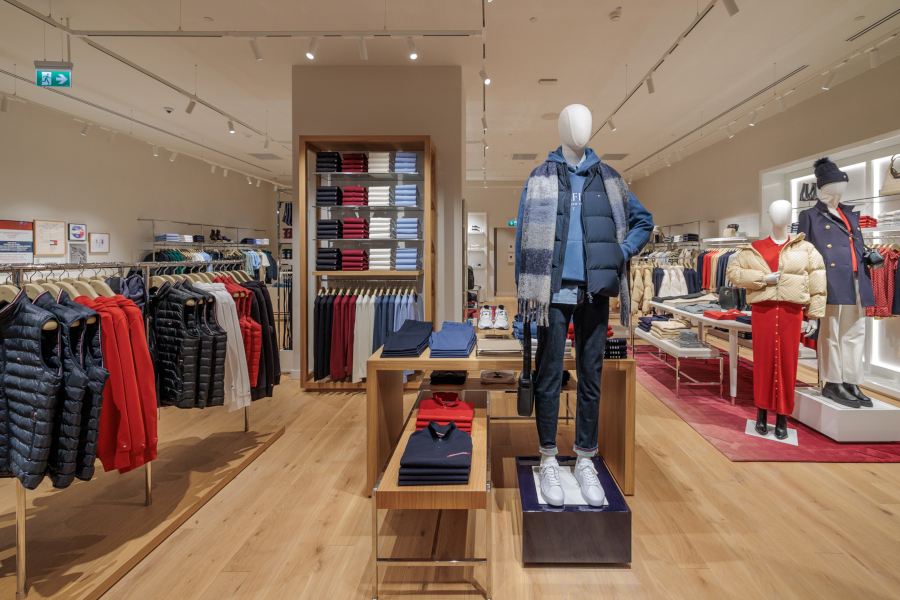 TOMMY HILFIGER relansează magazinul din București Mall Vitan cu un design nou