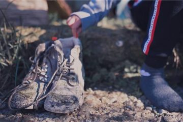 STUDIU World Vision România 860.000 de copii de la sate trăiesc în familii în care banii abia le ajung de la o lună la alta sau nu ajung nici pentru strictul necesar. O treime dintre părinți renunță la a cumpăra haine și încălțăminte copiilor