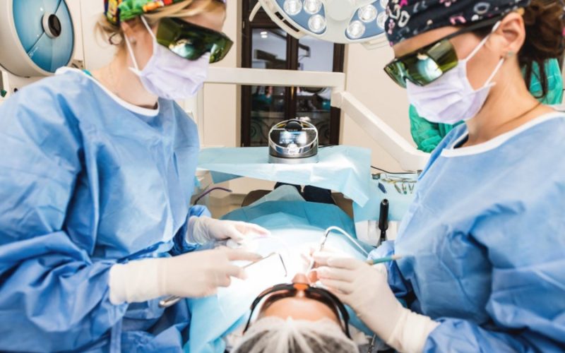 Ai nevoie de un implant dentar, dar te sperie durerea? Realizează unul la clinica Dental Premier