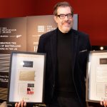 Richard Osman onorat la Nielsen Bestseller Awards – Distincție de Platină pentru cel mai recent volum al celebrei serii Clubul Crimelor de Joi