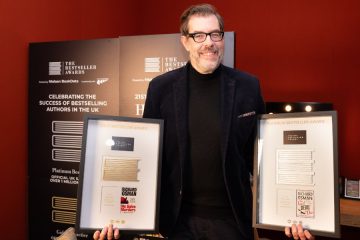 Richard Osman onorat la Nielsen Bestseller Awards – Distincție de Platină pentru cel mai recent volum al celebrei serii Clubul Crimelor de Joi