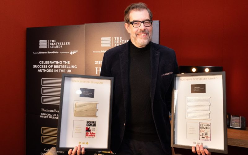 Richard Osman onorat la Nielsen Bestseller Awards – Distincție de Platină pentru cel mai recent volum al celebrei serii Clubul Crimelor de Joi