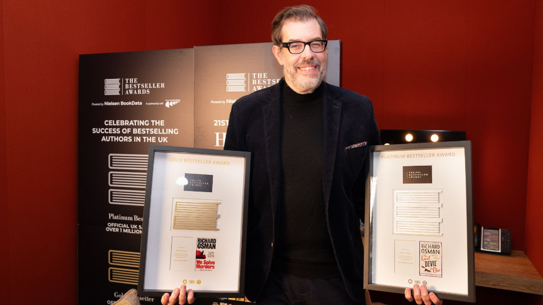 Richard Osman onorat la Nielsen Bestseller Awards – Distincție de Platină pentru cel mai recent volum al celebrei serii Clubul Crimelor de Joi